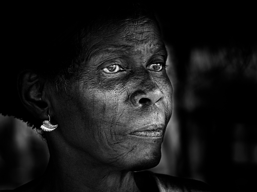 scarified woman at a small village, Benin (bnw)-00914 von Elena Molina