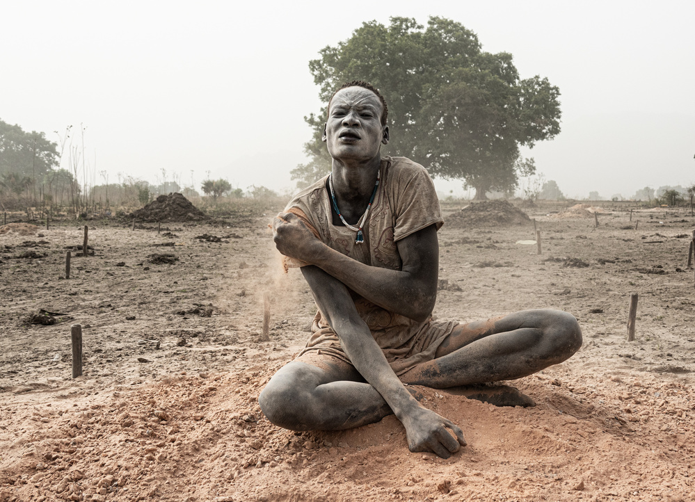 Daily ritual at Toch Manga mundari camp, South Sudan von Elena Molina