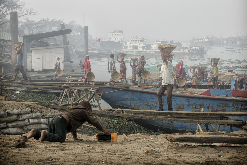 transporters at Buriganga riverbank von Elena Molina