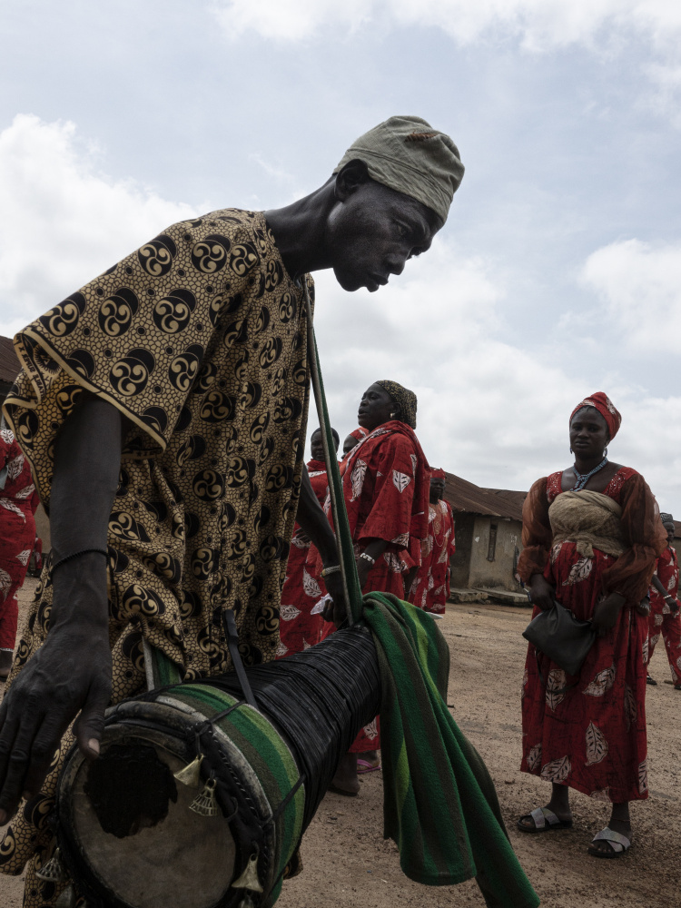 playing the drum at Sango temple von Elena Molina