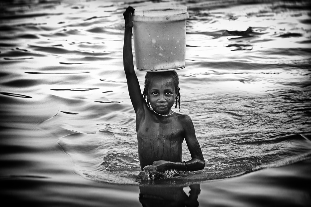 Taking water home (7) - Benin von Elena Molina