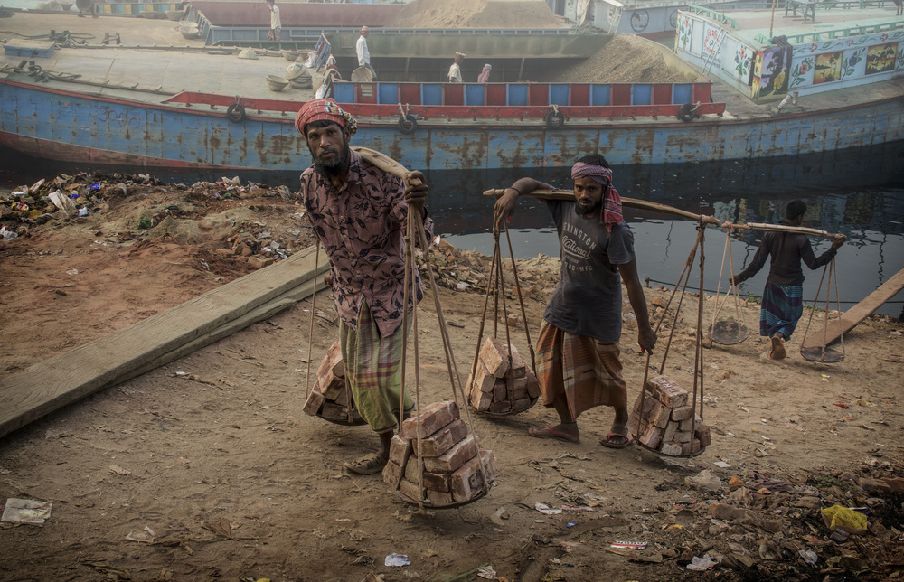 brick transporters at Buriganga river bank von Elena Molina