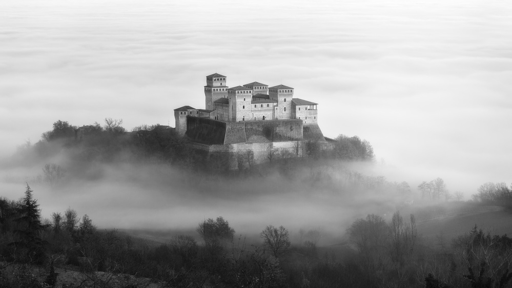 Castle over the fog von Elena Mordacci