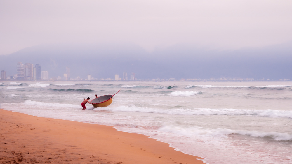 Basket boat at morning beach von Ellie Fei