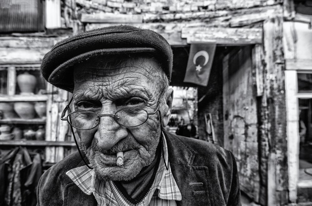 Old man smokes von Emir Bagci