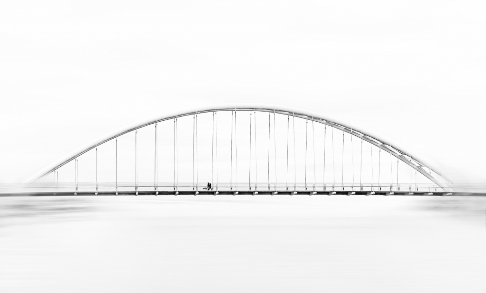 A Family Walking on Arch Bridge von Emma Zhao