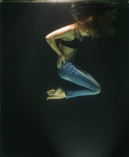 underwater artistic portrait shooting