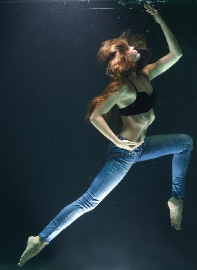 underwater artistic portrait shooting