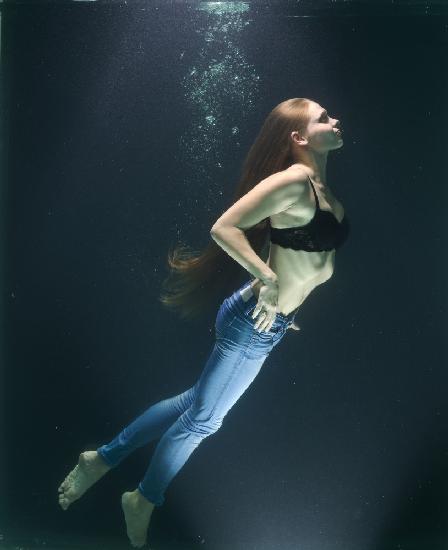 underwater artistic portrait shooting