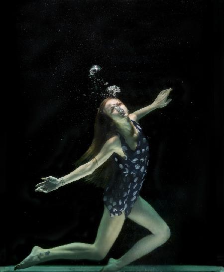 underwater artistic portrait shooting