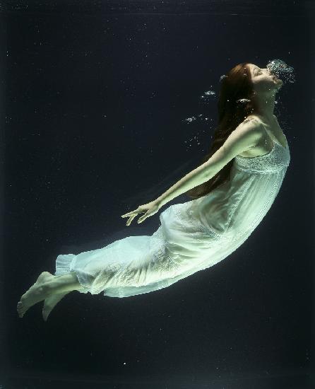 underwater artistic portrait shooting