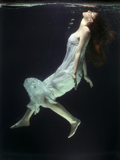 underwater artistic portrait shooting