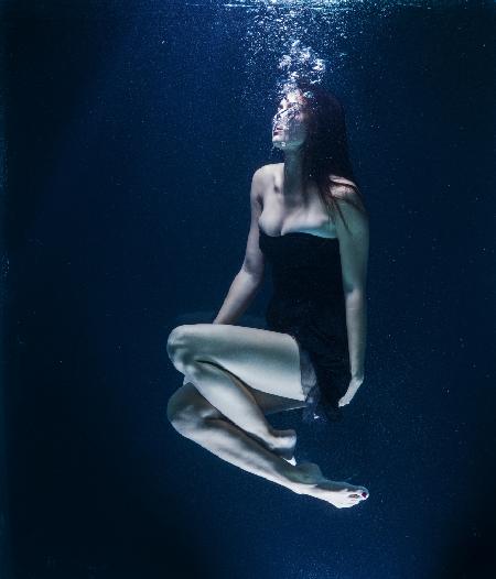 underwater artistic portrait shooting