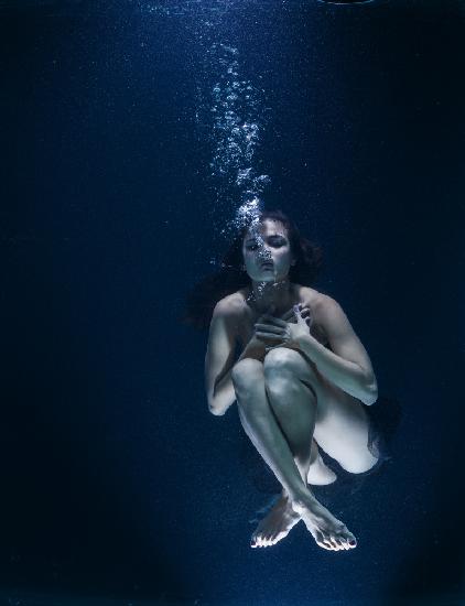 underwater artistic portrait shooting