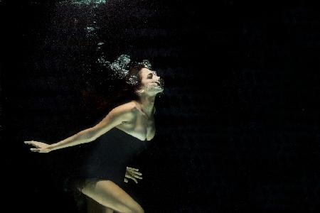 underwater artistic portrait shooting