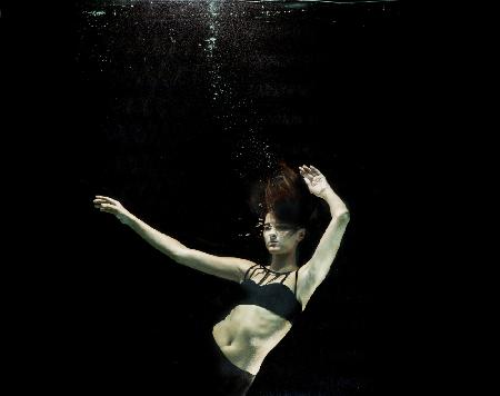 underwater artistic portrait shooting