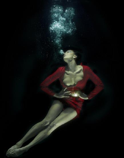 underwater artistic portrait shooting