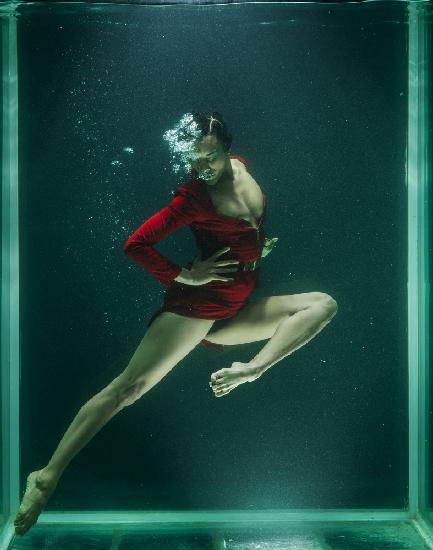 underwater artistic portrait shooting