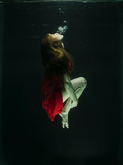 underwater artistic portrait shooting