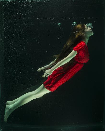 underwater artistic portrait shooting