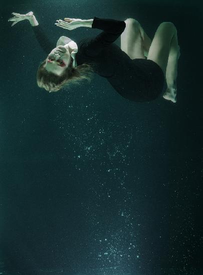 underwater artistic portrait shooting