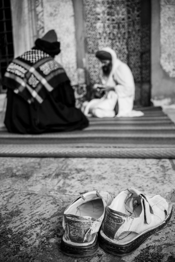 men praying in mosque von engin akyurt