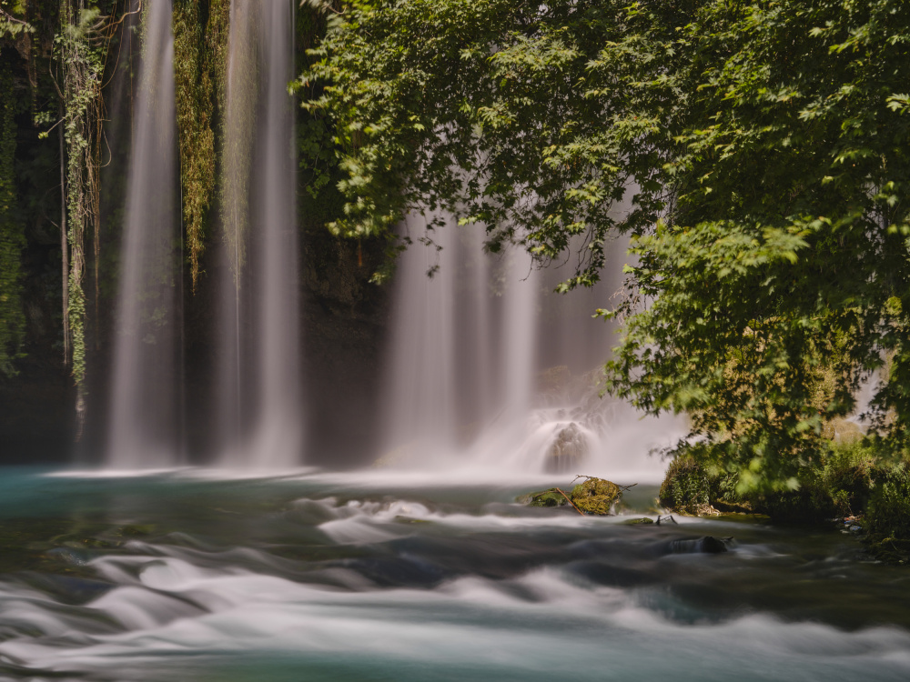 beautiful waterfall in the mountain von engin akyurt