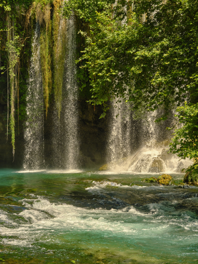 beautiful waterfall in the forest von engin akyurt