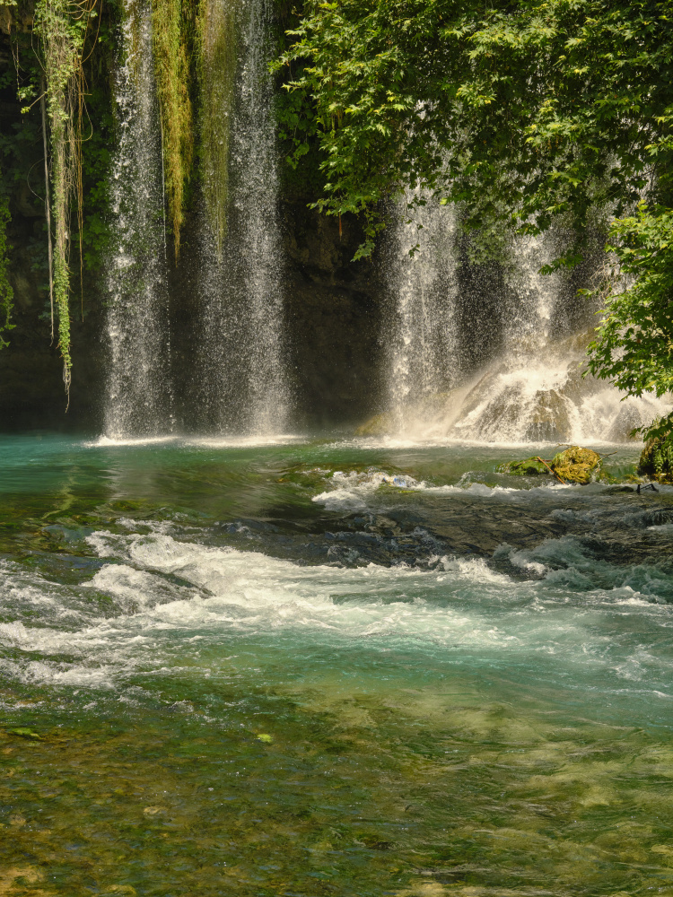 beautiful waterfall in the forest von engin akyurt