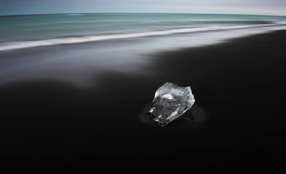 Ice on black sand von Erik Engström