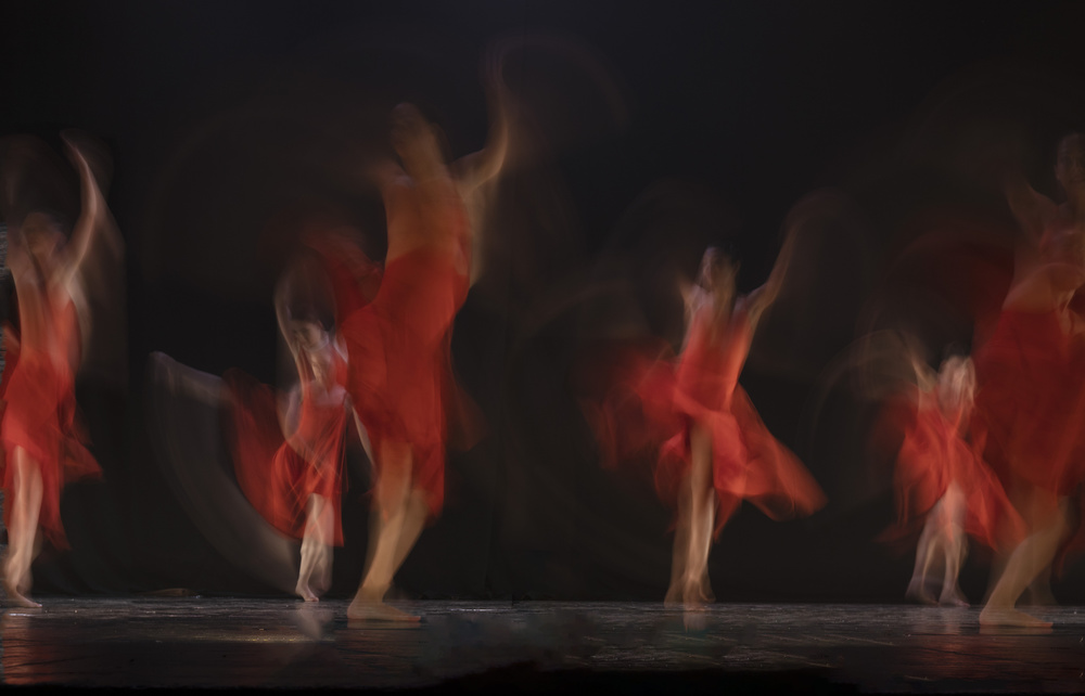 Dancers in red von estherep