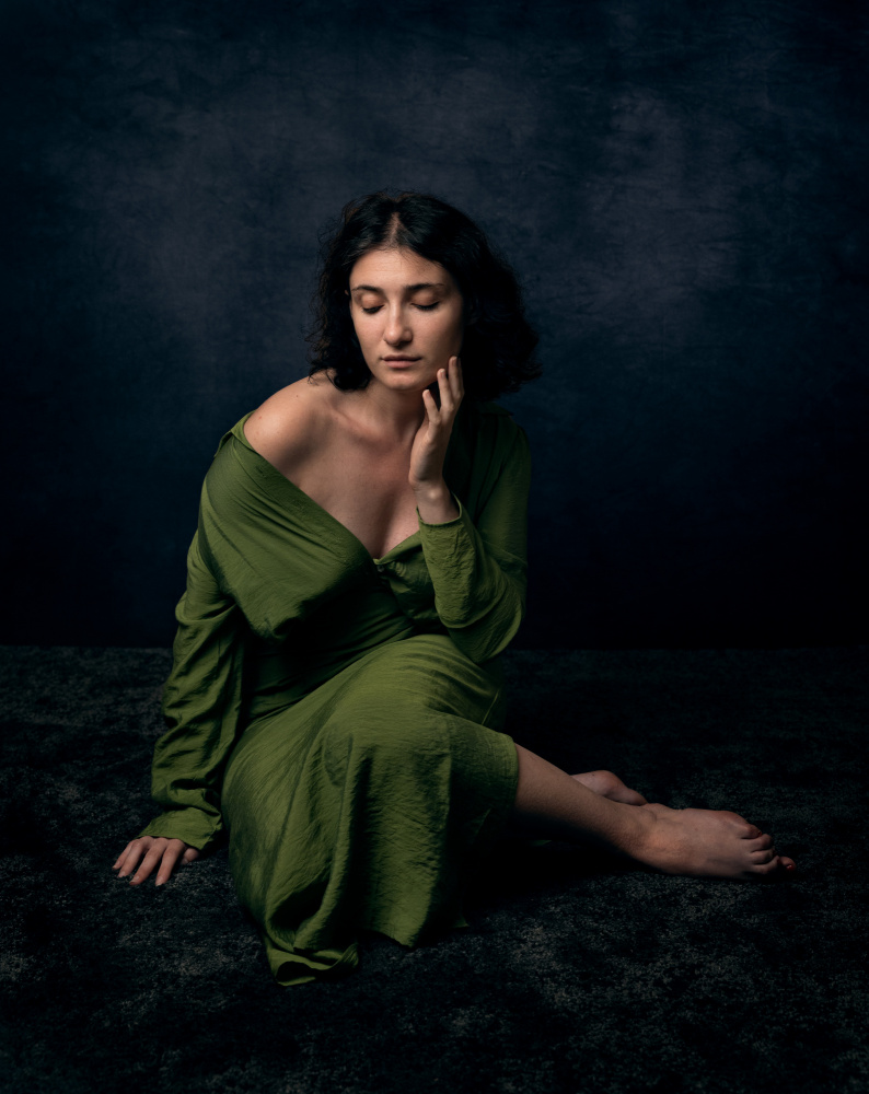 Diana in the green dress von Evgeni Gitlits