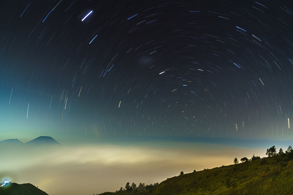 Between mountains stars and fog von Evi Soedarsono