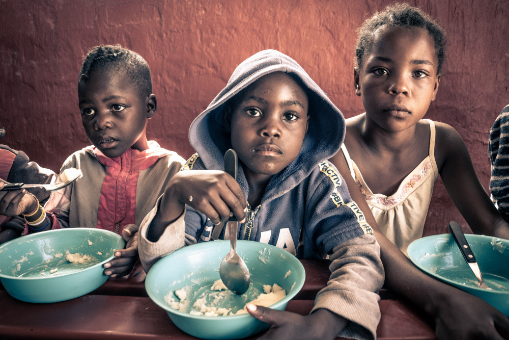 Himba kids at Lunch von Eyal Alcalay