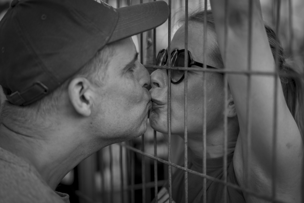 Love behind bars von Eyal Alcalay