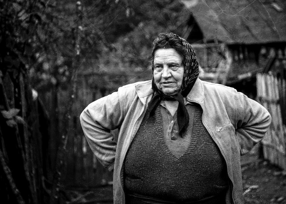 The old woman von Eyal Amer