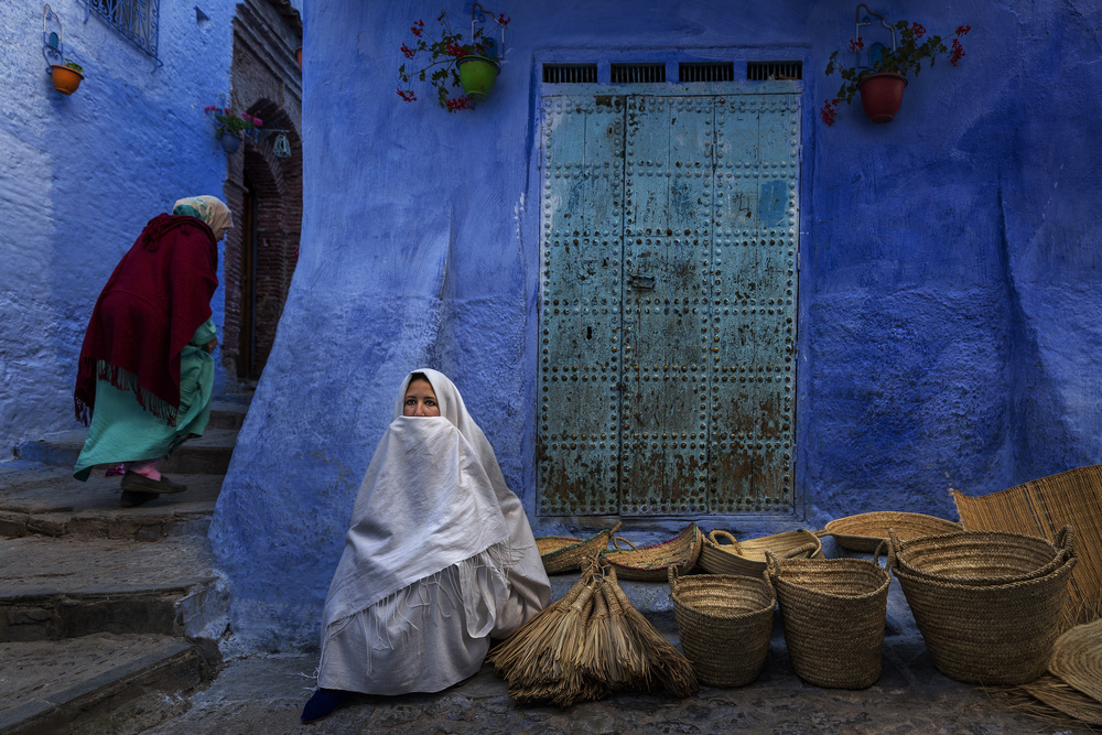 Chefchaouen women von Fadhel Almutaghawi