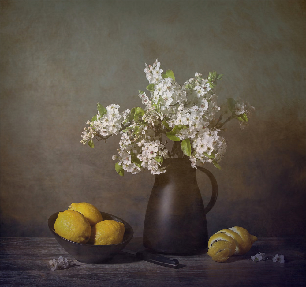 Flowers And Yellow Lemons von Fangping zhou