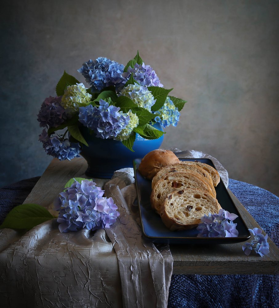 Bread and Hydrangea von Fangping zhou