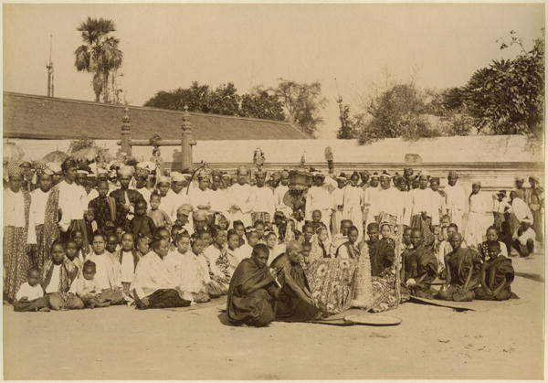 Devotions at the Arakan Pagoda, Mandalay, Burma, late 19th century (albumen print) (b/w photo)  von Felice (Felix) Beato