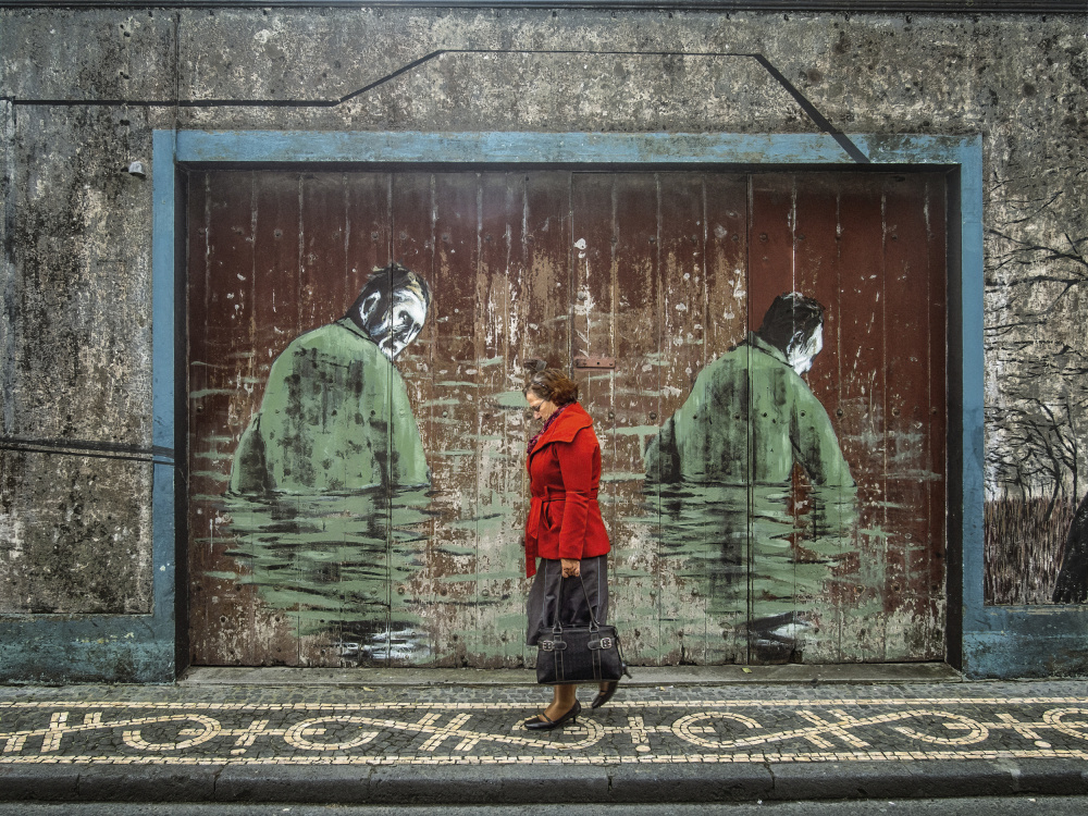 Walking down the Street von Fernando Abreu