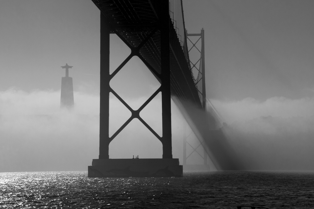 The fallen bridge von Fernando Alves