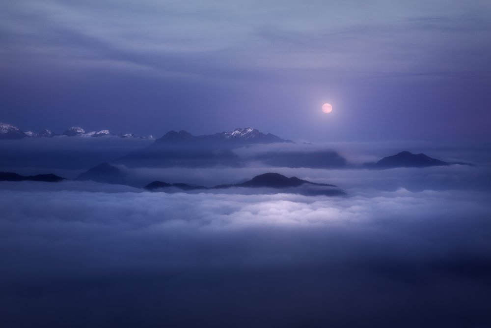 Moonrise above a sea of fog von Filippo Manini