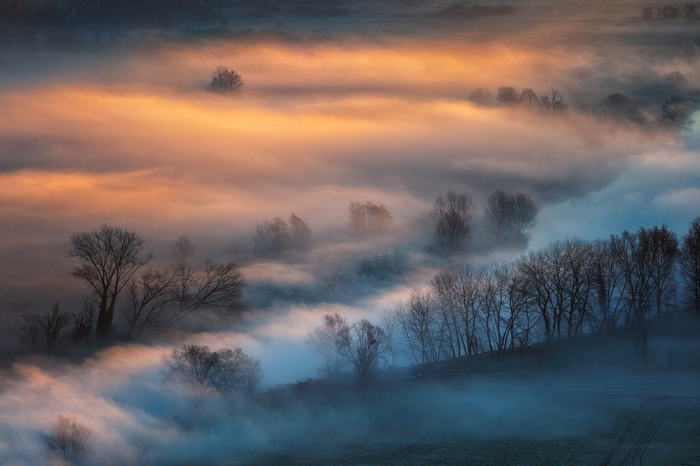 Sunrise light in the foggy valley von Fiorenzo Carozzi