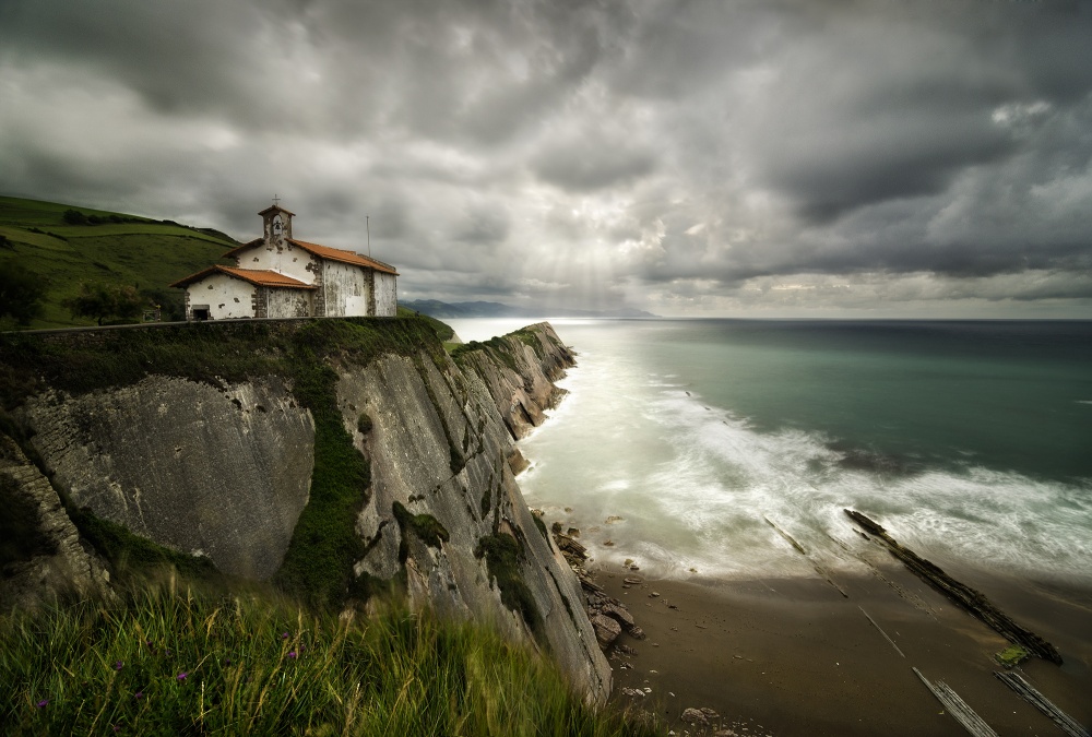 Itzurun Beach and Chapel of San Telmo von Fran Osuna