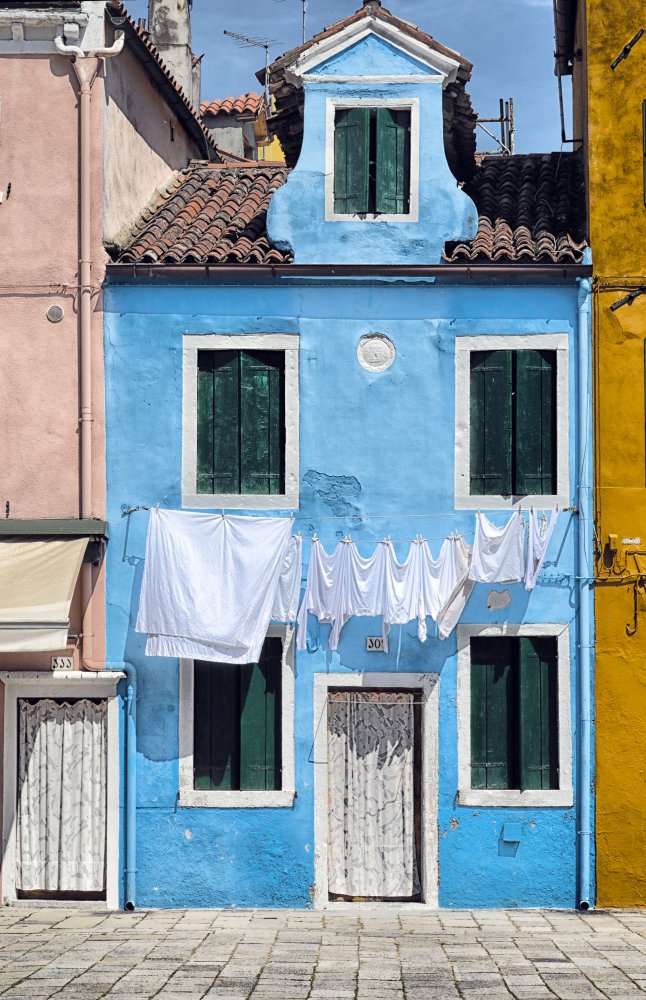 Clothes hanging in Burano, island of Venice von Francesca Ferrari