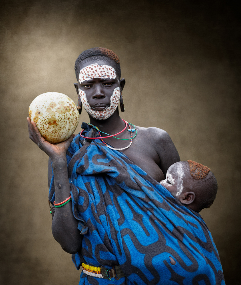 Surma tribe young mother with baby von Francisco Mendoza Ruiz