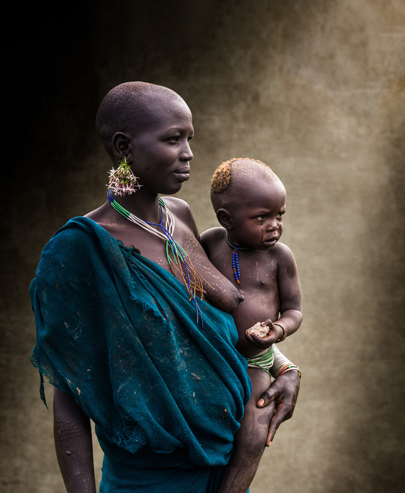 Surma tribe mother with baby von Francisco Mendoza Ruiz