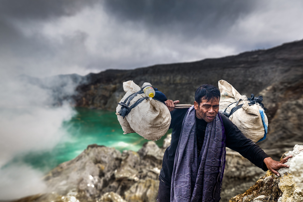 Sulphur miner in Ijen volcano von Francisco Mendoza Ruiz