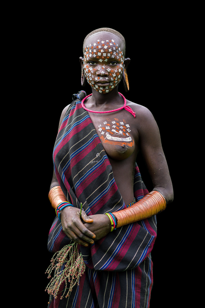 SURMA WOMAN AT OMO VALLEY ETHIOPIA von Francisco Mendoza Ruiz